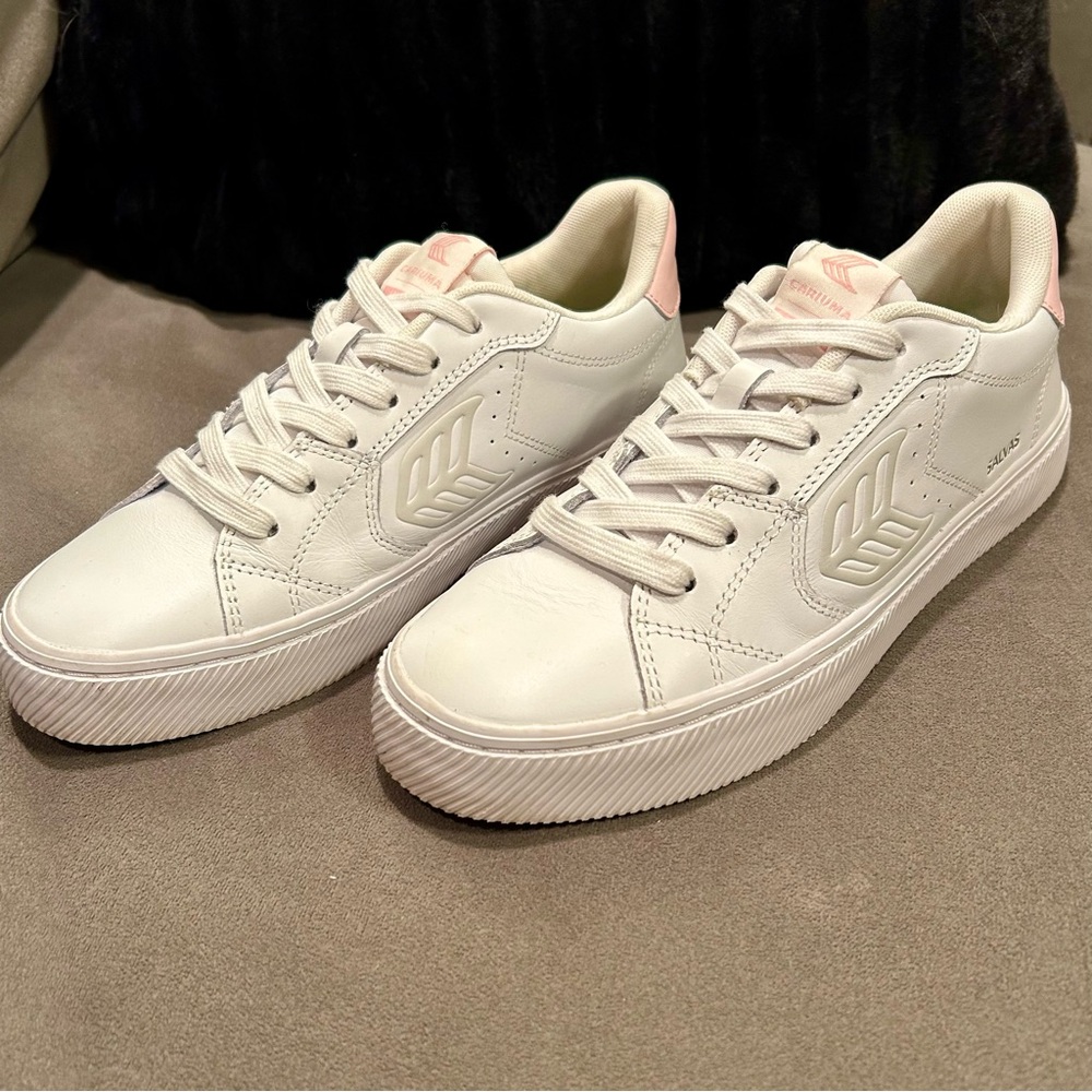 Cariuma Salvas Leather White Sneakers with Pink Accent EUC Like new! Women’s 8.5